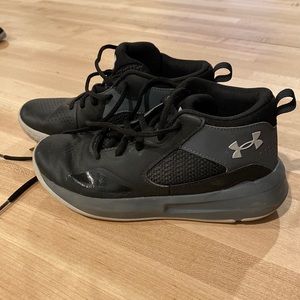 Under Armor size 4 basketball shoes